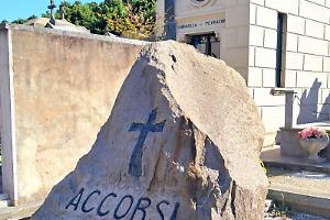Moncalieri, continuano i furti di piante al cimitero: fiori e vasi spariti dalle tombe