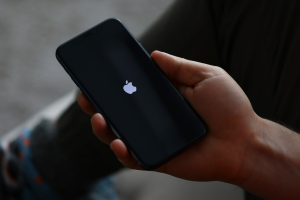 Apple contro le leggi digitali UE, Bruxelles respinge: “Abbiamo serie preoccupazioni sulla sua conformità”