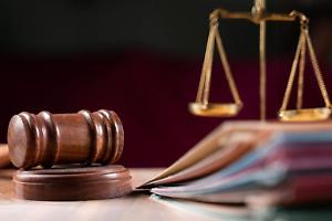 Abusi in casa: la salva la fidanzata del papà. A processo l'uomo accusato