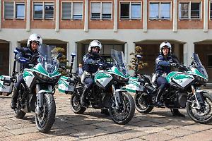 La polizia locale inaugura le prime tre motociclette elettriche