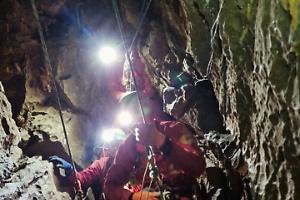 Aspiranti tecnici del soccorso speleologico in addestramento nelle grotte del cuneese