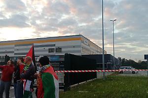 Brandizzo, i manifestanti chiudono gli accessi della sede Amazon nel giorno dello sciopero generale