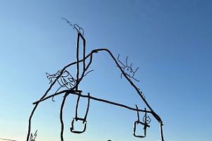 Il disegno di un bambino diventa una scultura gigante a Dogliani