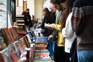 I Portici di Carta che si sono rialzati: dai lacrimogeni a riflettori di legalità