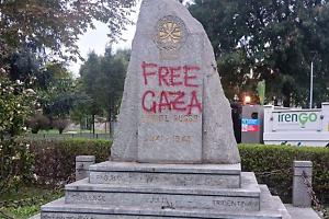 Imbrattato il monumento ai Reduci di Russia: scritte “Gaza libera” sul cippo commemorativo