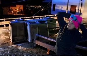Asia, morta a 18 anni: fiori sul luogo dell'incidente VIDEO E FOTO