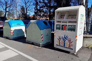 Grugliasco, furti e danneggiamenti ai mezzi della raccolta tessili: sospeso lo svuotamento dei cassonetti