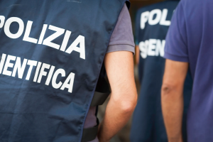 Si lancia dal balcone durante lo sfratto. Ecco cosa è successo