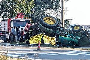 Il trattore si ribalta dopo un tamponamento, un agricoltore 73enne muore schiacciato