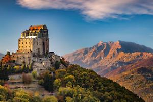 La Sacra di San Michele si colora di rosa per sostenere la lotta contro il tumore al seno