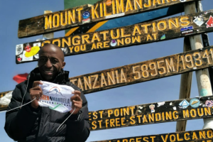 Dal Sudafrica alle Alpi: è la bandiera sventolata sulle vette più alte del mondo