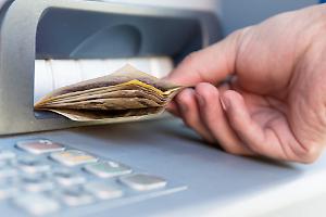 Nichelino, derubato al bancomat con la scusa dei soldi caduti: spariti 500 euro