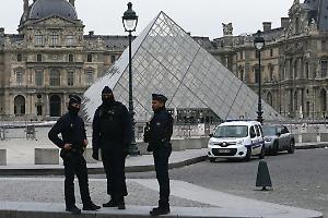 Furto al Louvre, arrestati due sospetti: tentavano la fuga in Africa
