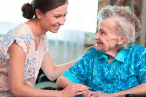 Nuovo contratto colf e badanti 2025: aumenti in busta paga e più tutele familiari