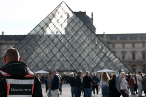 Louvre nel caos: cinque arresti, ma i gioielli spariti restano introvabili