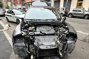 Il mistero dell'auto cannibalizzata dai ladri e abbandonata in mezzo alla strada