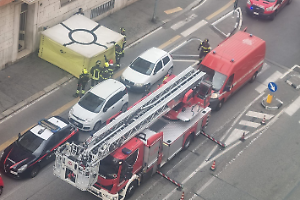 Barricato in casa minaccia di farla finita: sul posto vigili del fuoco e carabinieri