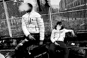 Minacce di morte alla gang, la mamma del 15enne torturato: «Non fatevi giustizia da soli»