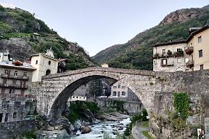Tragedia a Pont-Saint-Martin: uomo si lancia dal ponte romano, inutili i soccorsi