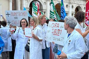 Anche a Torino, i farmacisti sono scesi in piazza