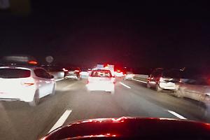 A21 bloccata: camion si ribalta, conducente ferito e code fino alla tangenziale di Torino