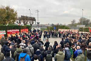 Italdesign agli indiani, in 300 davanti all'azienda: così Volkswagen rinvia la decisione