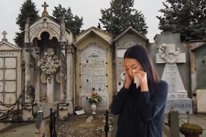 In questa città oggi è vietato morire: mancano i necrofori, stop ai funerali