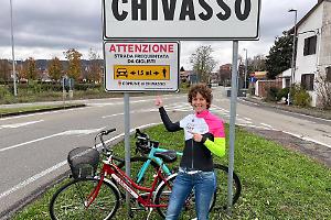 Chivasso, inaugurati i nuovi cartelli del rispetto del ciclista: «Le strade sono di tutti»