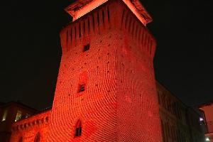 Settimo Torinese, la Torre medievale si illumina di rosso per la Giornata della Delezione del Cromosoma 22