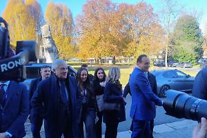 Il vicepremier a Torino: "Sugli affitti brevi tutto com'è. La tassa sull'oro? Non è quella sulla catenina di papà", ma per chi vuole investire