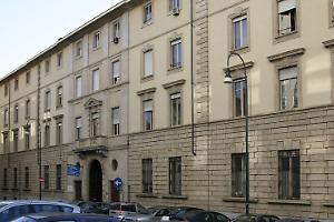 Torino, la Questura si illumina di arancione per la Giornata contro la violenza sulle donne