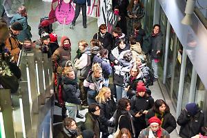 Le donne in corteo bloccano la metro di Torino - LA DIRETTA