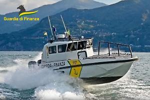 Catamarano si ribalta sul Lago Maggiore: diportista salvato dalla guardia costiera