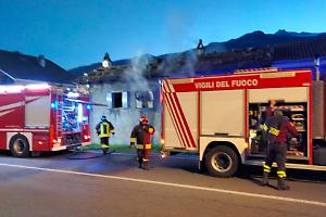 Chianocco, incendio in una casa, i vigili del fuoco al lavoro per ore
