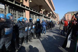 Sciopero generale, tensione davanti al Palagiustizia