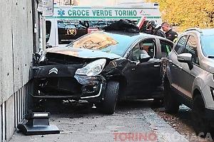 Incidente mortale in corso Marconi: esce di strada e si schianta contro un palazzo