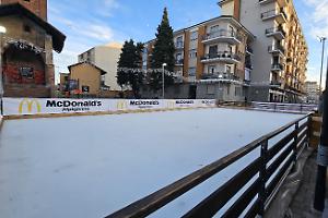 Alpignano, sabotata la nuova pista di pattinaggio poche ore dopo l’inaugurazione