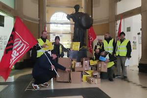 Lavoratori senza stipendio da mesi: «Ci hanno tirato il pacco di Natale»