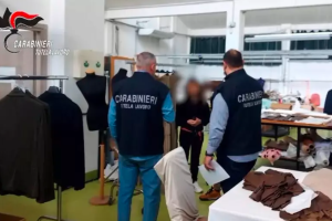 Tredici marchi del lusso nel mirino per caporalato: blitz dei carabinieri da Gucci, Prada, Versace e D&G