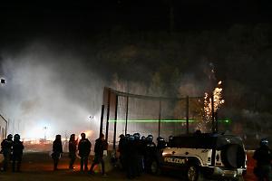 Poliziotto ferito al volto negli scontri al cantiere Tav di Chiomonte