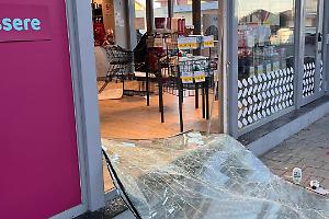 Spaccata nella notte a Druento, vetrina sfondata con un’auto: furto al negozio PiùMe