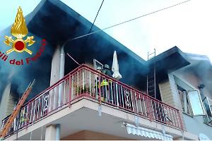 Fiamme a Lanzo Torinese, otto squadre dei vigili del fuoco arginano il rogo in una unità residenziale