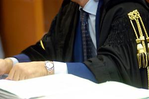 Aggredì l’ex con l’acido a Verbania: domiciliari revocati, scatta il braccialetto elettronico e l'obbligo di firma