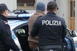 Piccone lanciato contro l’auto dei carabinieri durante un inseguimento: gazzella si ribalta a Felizzano