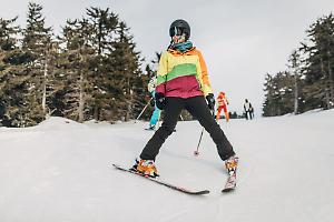 Sicuri sulla neve: i consigli degli esperti per evitare infortuni sugli sci