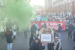 Bare e striscioni per l'imam nel corteo Pro-Pal a Torino