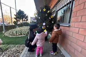 Volpiano, i bambini della scuola “Il grillo parlante” addobbano l'albero della legalità