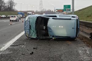 Beinasco, auto si ribalta in tangenziale sud: traffico in tilt e code verso nord