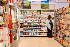 Ruba dieci salami Dop al supermercato: fermata dalla polizia