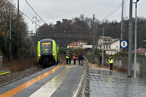 Alpignano, pensionato travolto da un treno: è grave al Cto